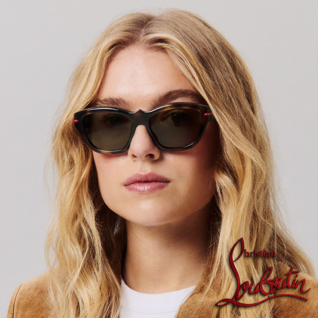 Modella Christian Louboutin con logo prominente